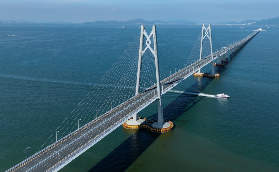 横跨伶仃洋的港珠澳大桥