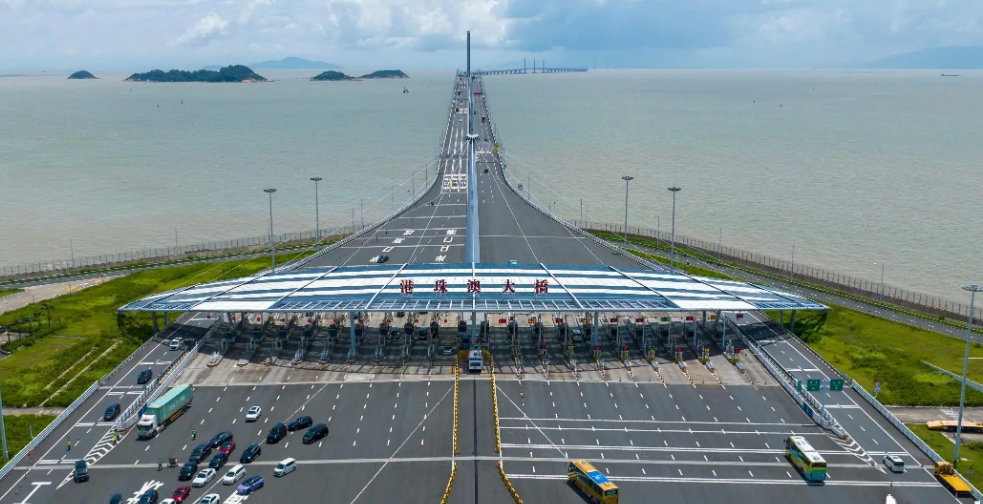 港珠澳大桥口岸开通后，成为中港车牌通行的重要新选择