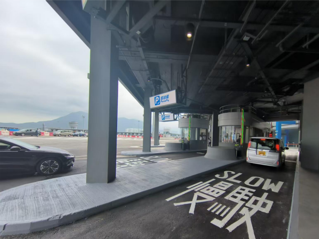 车辆在综合检查亭进行资料检查。摄/伍超贤