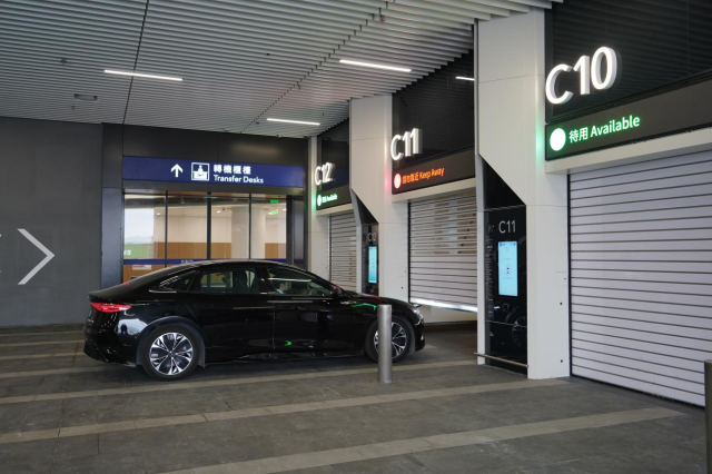 车辆开进存车处。摄/伍超贤